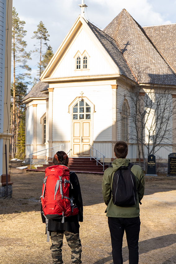 Kaksi nuorta vaeltajaa Säräisniemen kirkon edustalla. Kuva: Pekka Leskinen