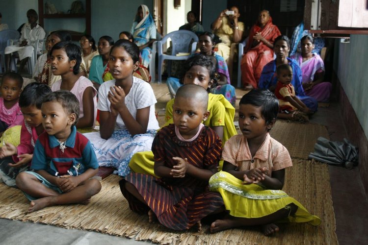 Lapsia luterilaisessa kirkossa Laxmipurissa, Etelä-Nepalissa.