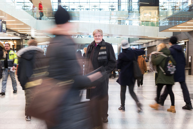 kuvassa piispa samuel salmi kauppakeskus valkeassa