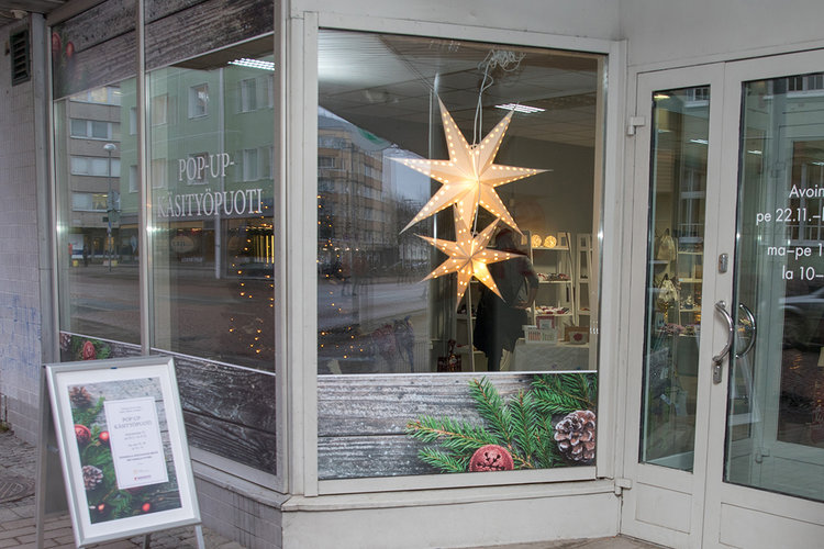 Pop up -käsityöpuoti ulkoapäin kuvattuna.