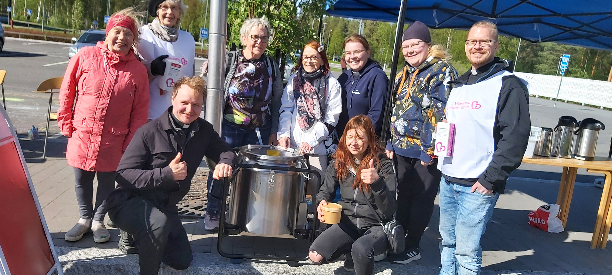 Tapahtuman järjestäjiä soppatykin ympärillä.