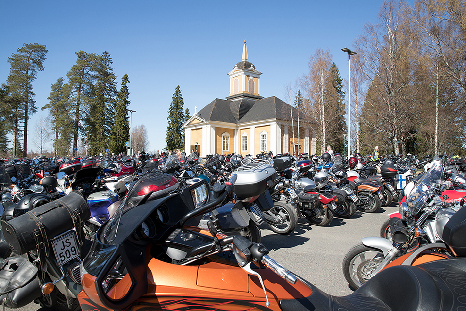 Ylikiimingin kirkko, edustalla runsaasti moottoripyöriä.