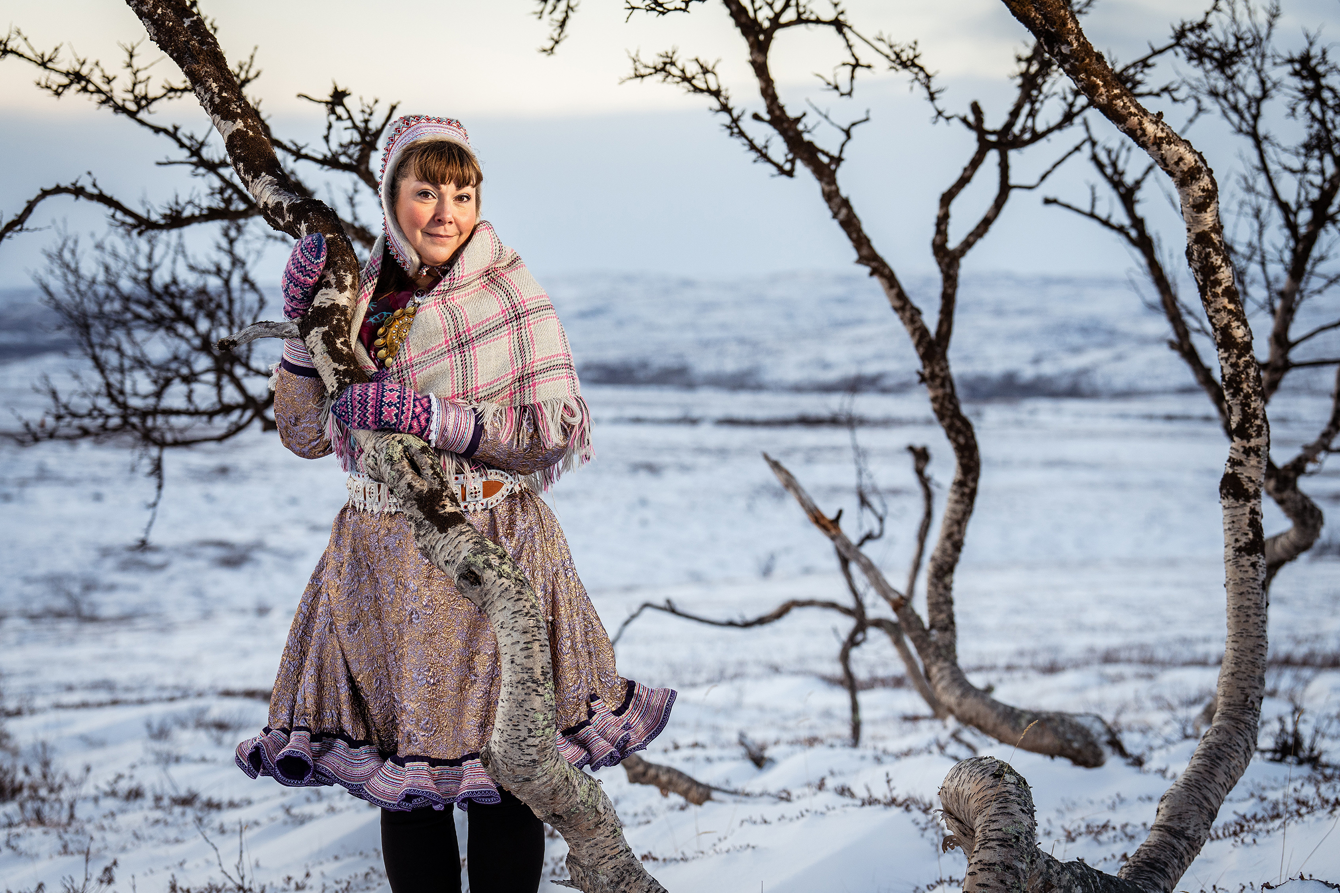 Anna Näkkäläjärvi-Länsman saamelaispuvussa talvisessa maisemassa.