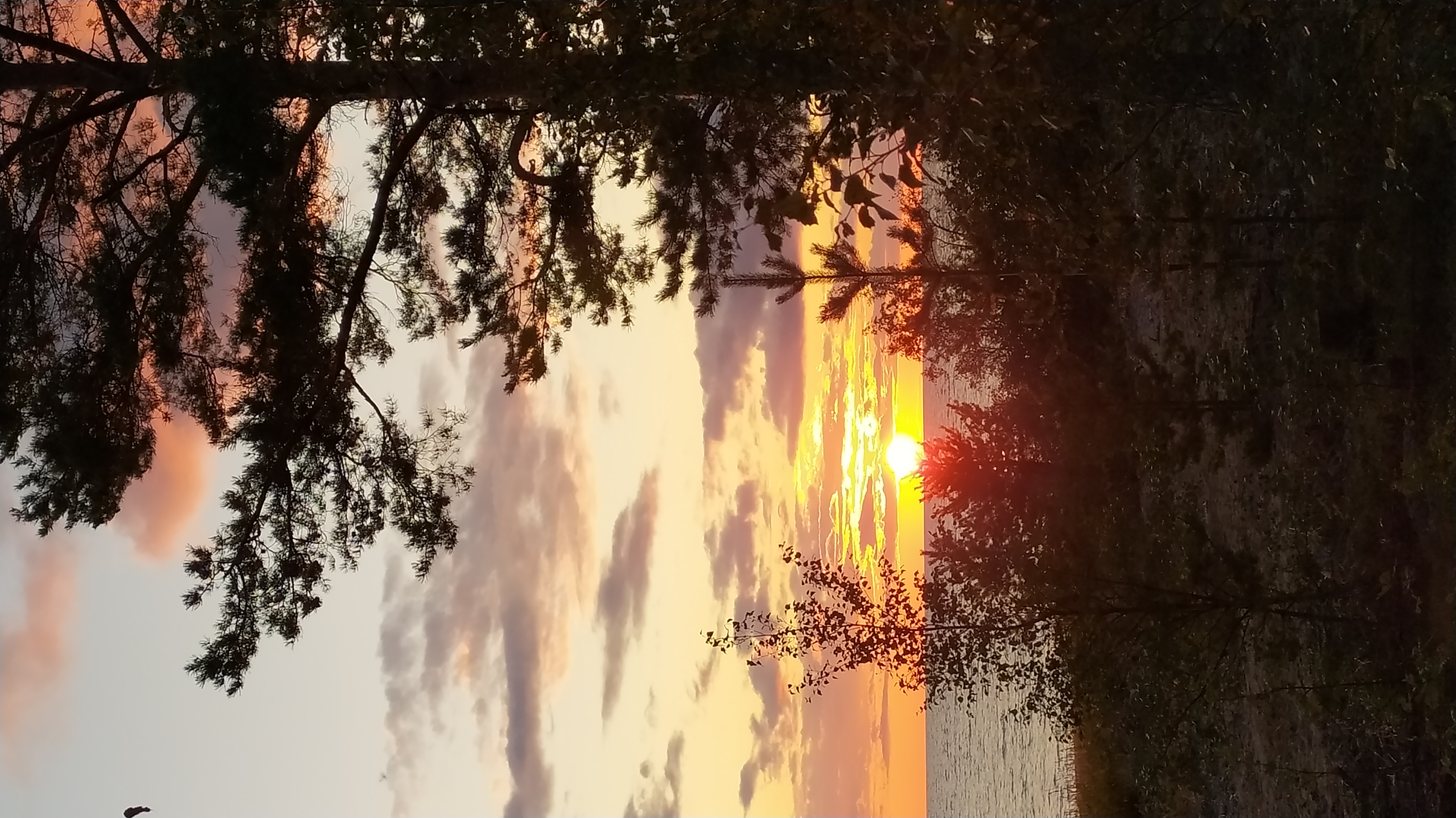Hämärästä loistoon- perheleiri syksyinen auringonlasku merenrannalla