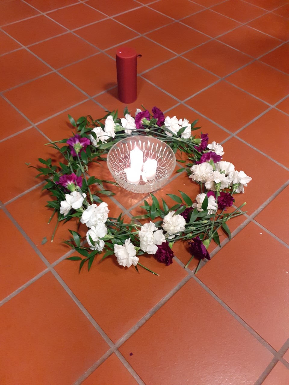 kuvassa kukkakranssi