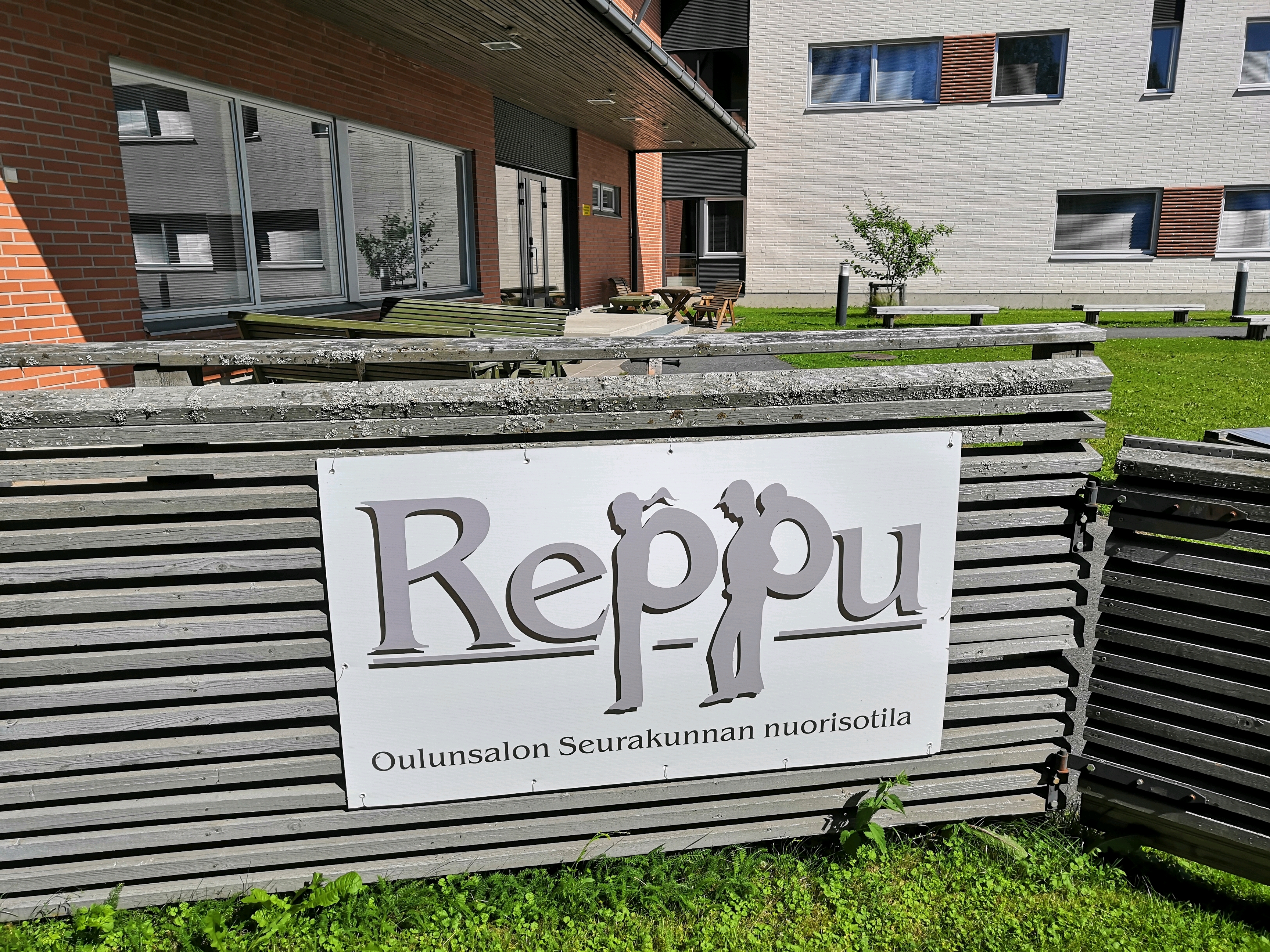 Nuorisotila Repun sisäänkäynti Oulunsalon seurakunnan Toimitalolla.