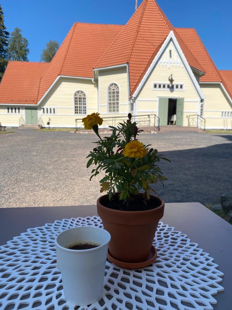 Haukiputaan kirkko, kukka ja kahvikuppi.