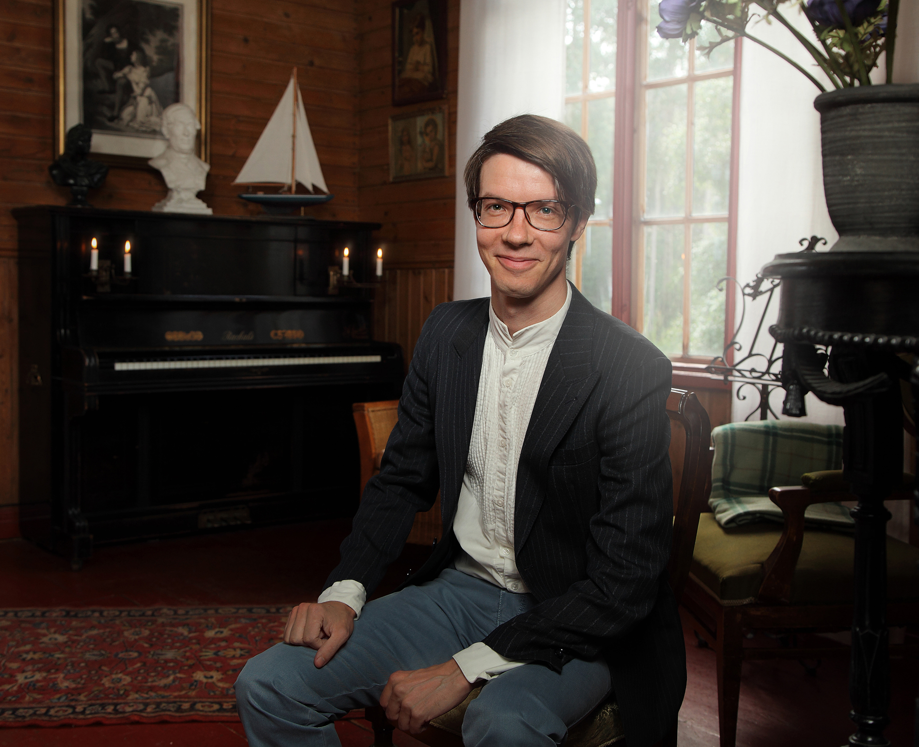 VERKKOLÄHETYS Miikka Lehtoaho hiljaisen viikon konserttissa Miikka Lehtoaho istuu tuolilla. Taustalla näkyy piano. Kuva on otettu Hietasaaressa ja sen on on ottanut Kimmo Pihlajamaa.