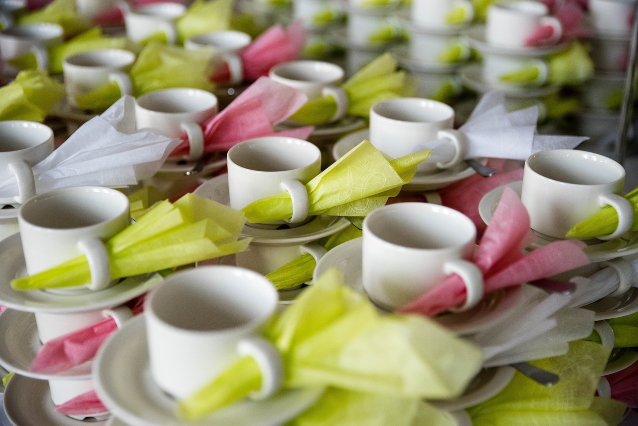 kuvassa kahvikuppeja ja  värillisiä servettejä