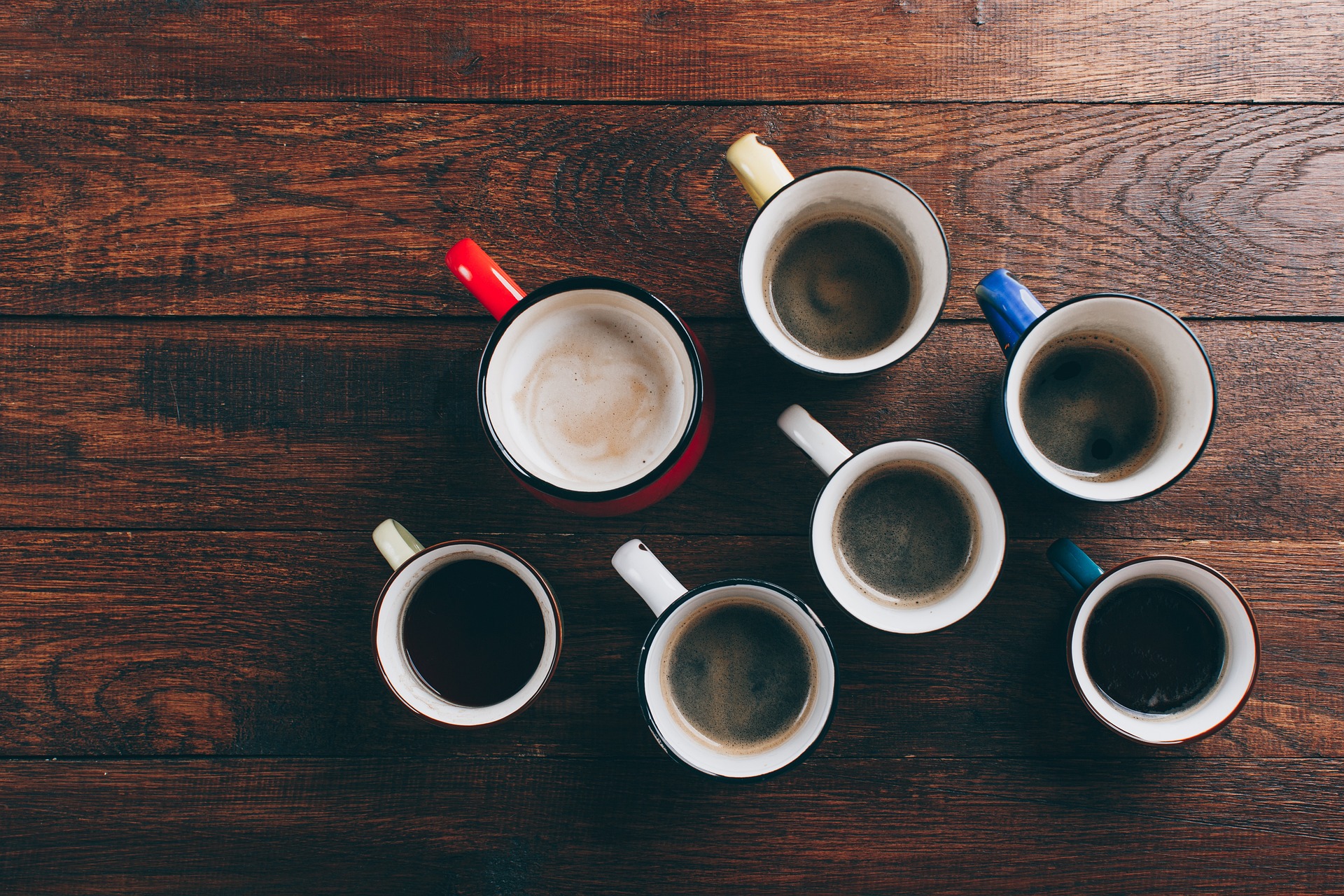 Pixabay kuva. Erillaisia kahvikuppeja ylhäältä päin kuvattuna.