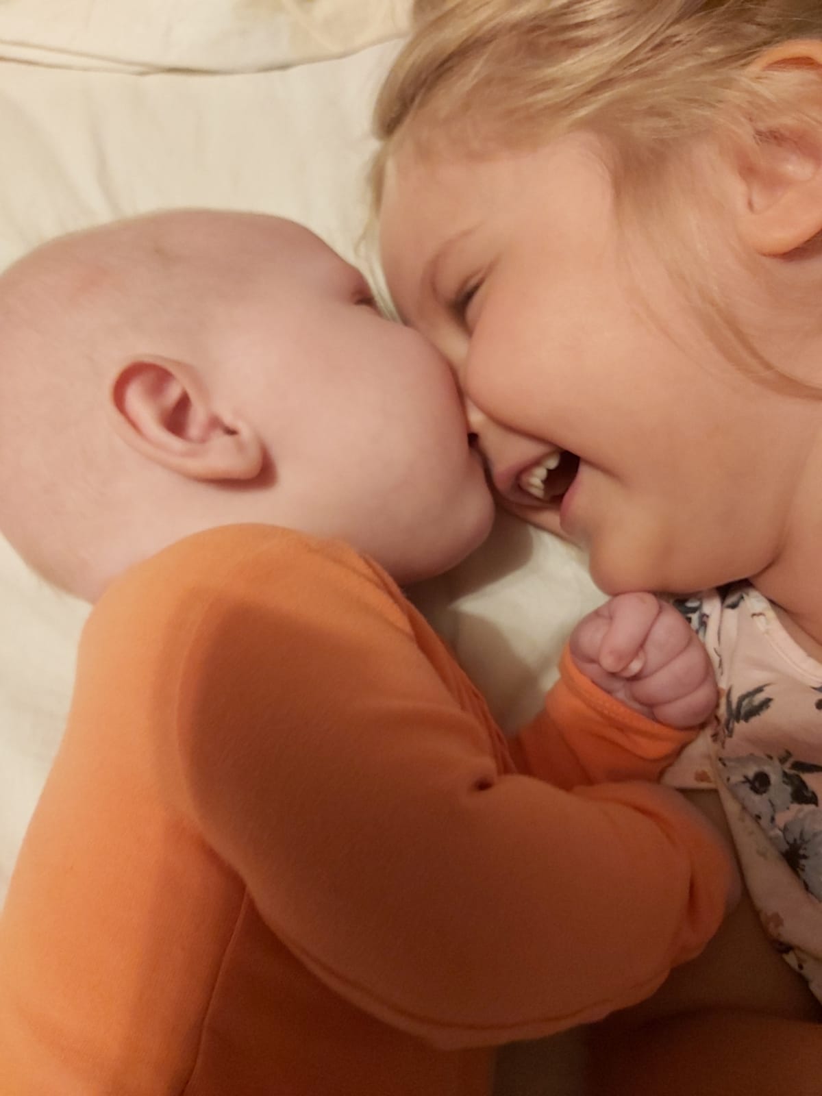Iltaperhekerho Kuvassa on kaksi lasta nauramassa nenät yhdessä
