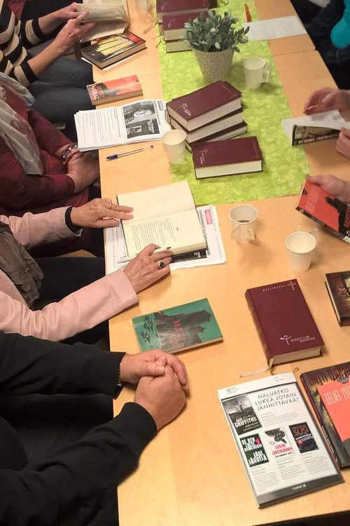 Kirjavirtaa Pappilassa - kirjallisuuspiiri lukevaisille