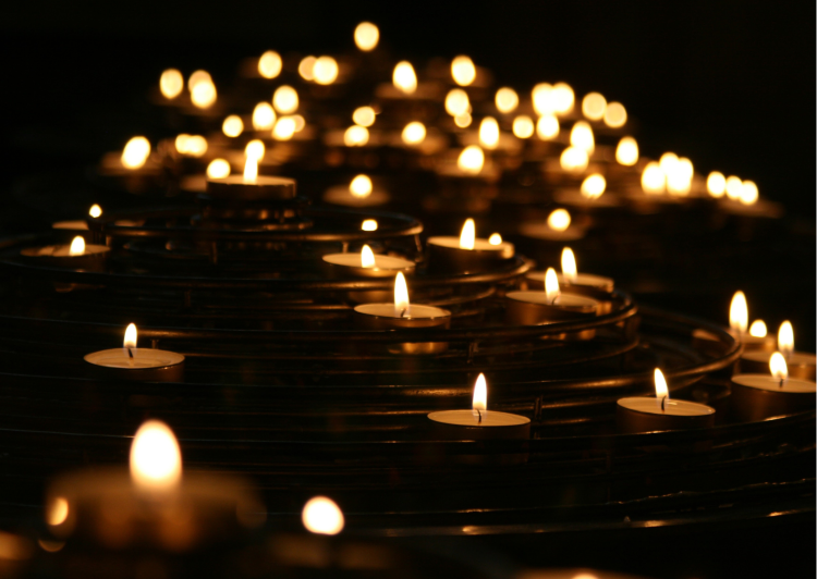 Paljon kynttilöitä pimeässä