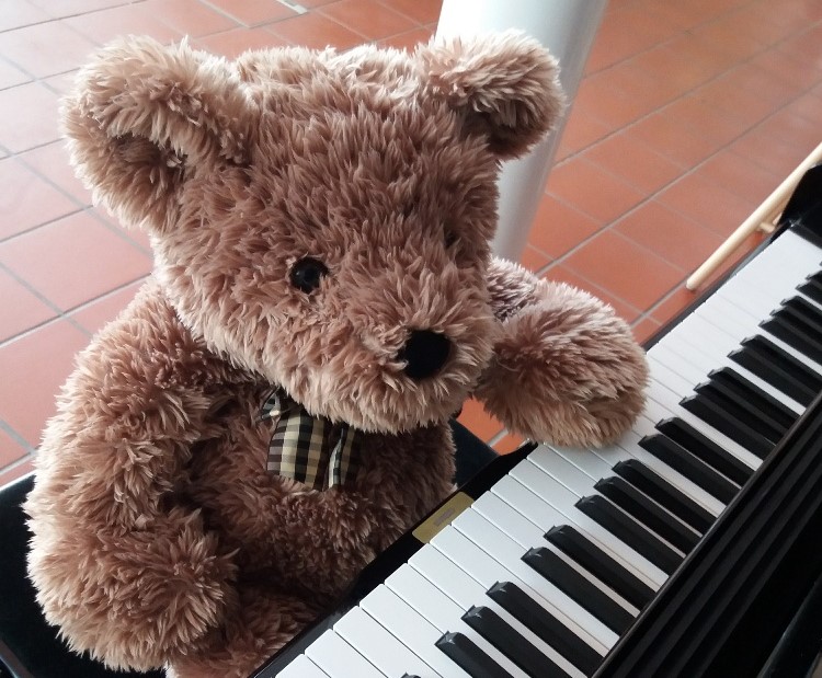 Rytmitassut (Tuiran kirkko, perjantaisin klo 10-10.30 ) Kuvassa nalle soittaa pianoa.