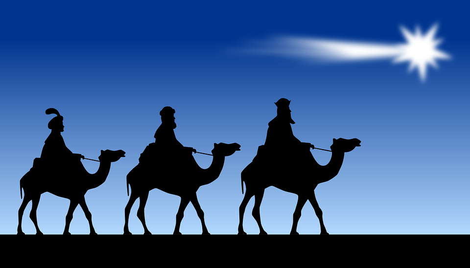 kolme itämaan viisasta miestä matkaa kameleiden selässä tähti edellä tietä viitoittaen