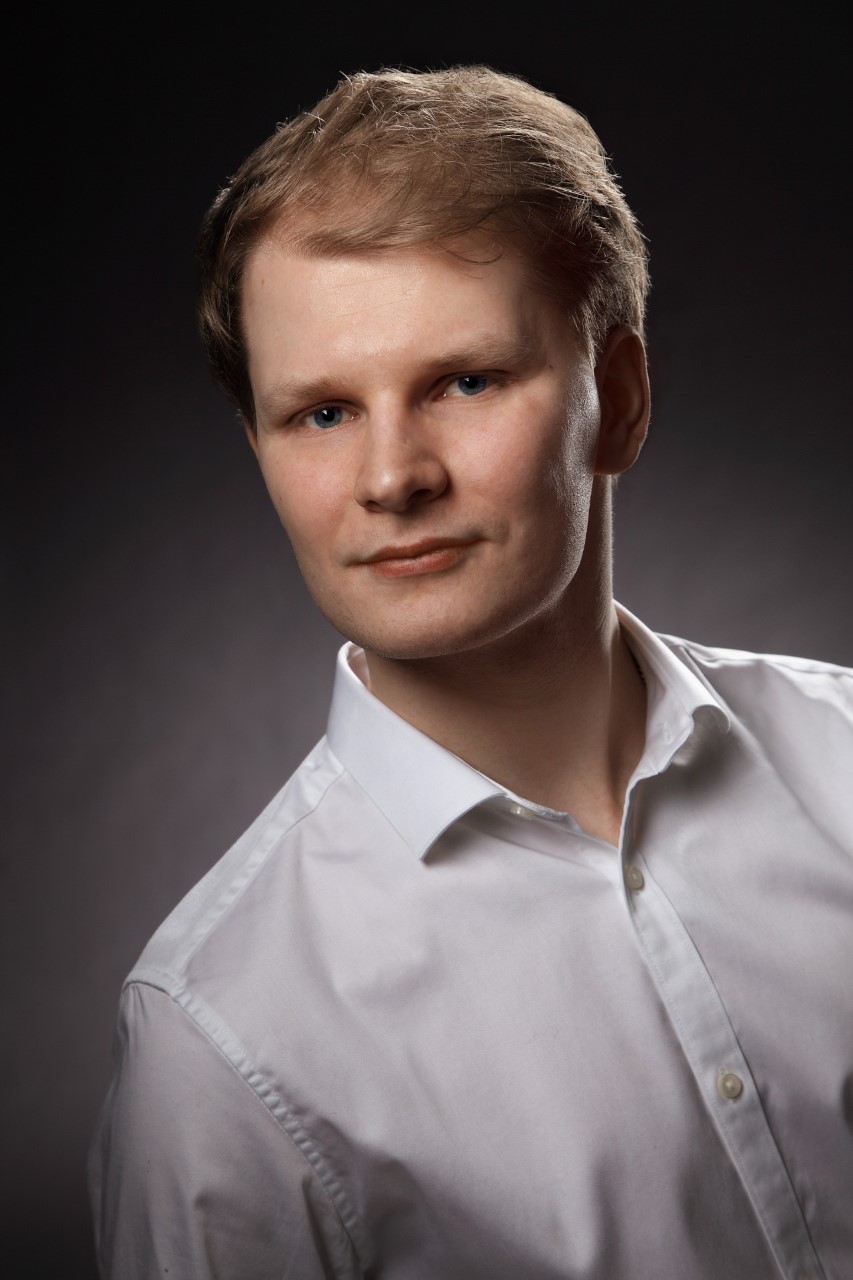 Hannu Alasaarela & Oulunsalo Ensemblen Äitienpäiväkonsertti J.S.Bachin sävelin Kuvassa pianisti Hannu Alasaarela