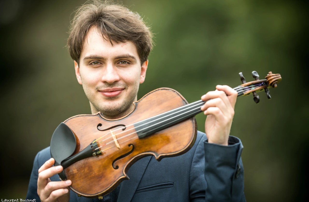 Kuvassa konsertoiva viulisti viulunsa kanssa.