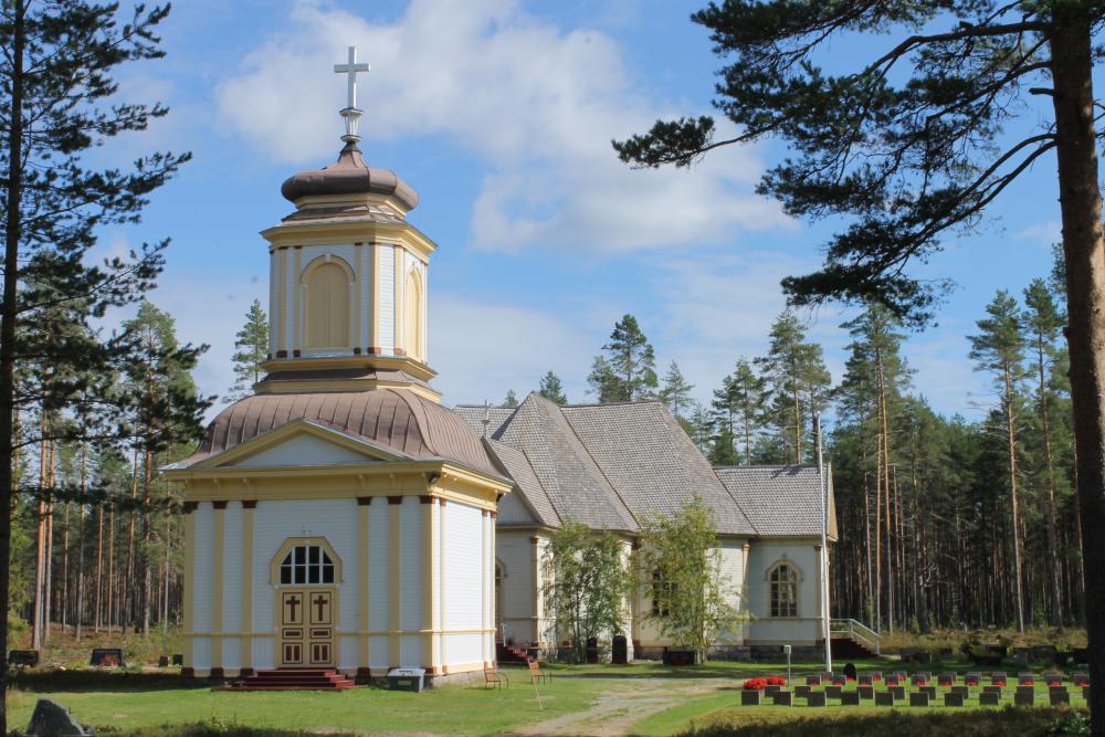 Säräisniemen kirkko ulkoa kuvattuna.