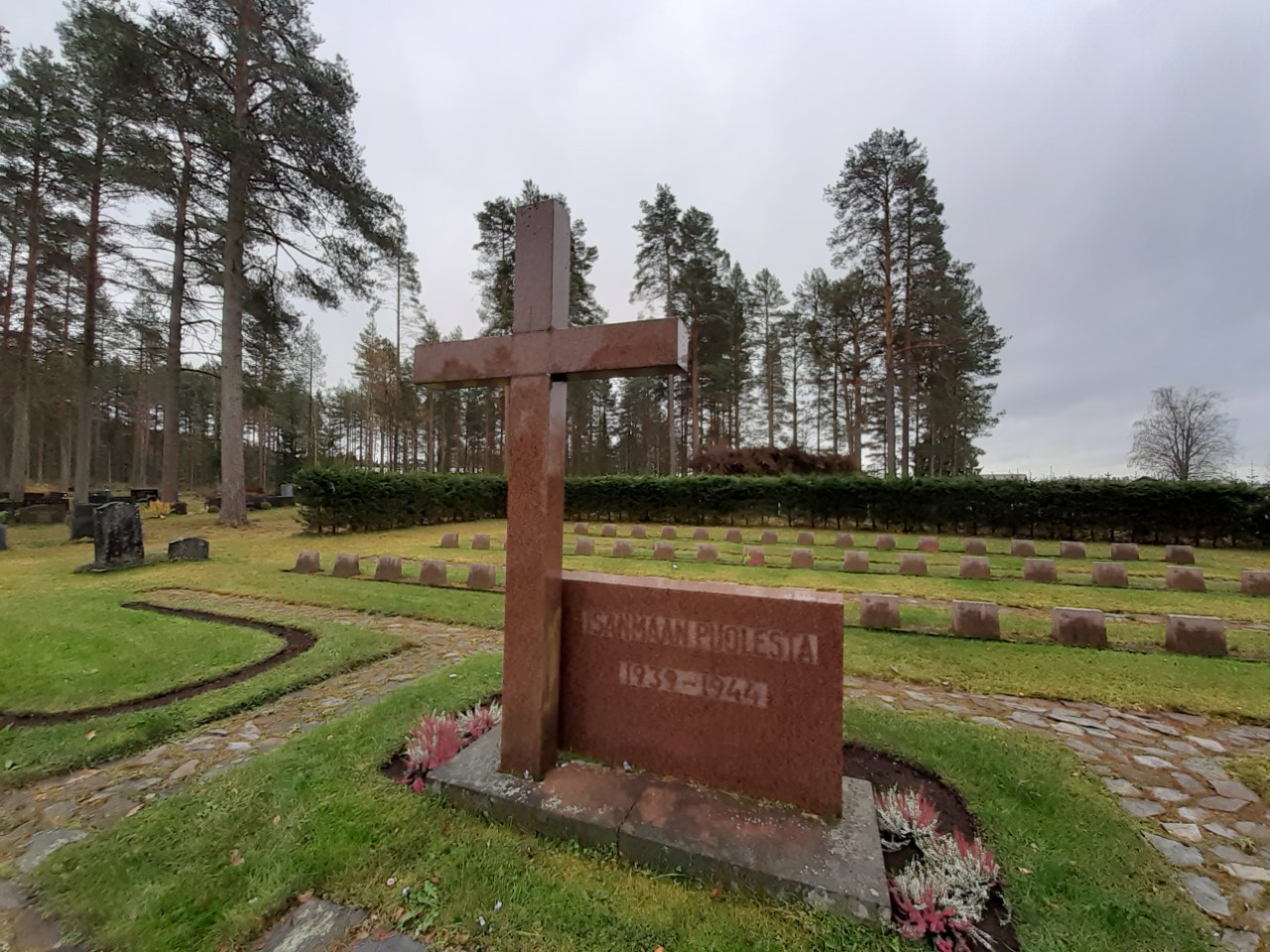 Säräisniemen kirkon sankarihautausmaa, kuva: Jarmo Korhonen