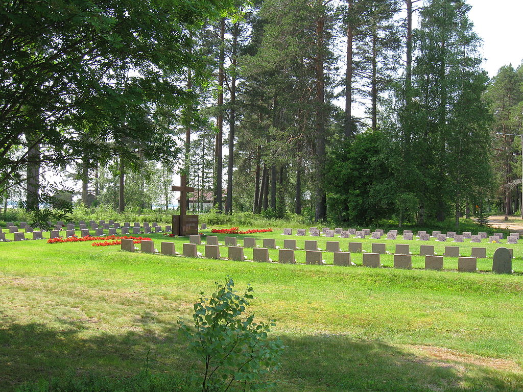 Säräisniemen kirkon sankarihautausmaa, kuva: Wikipedia Commons