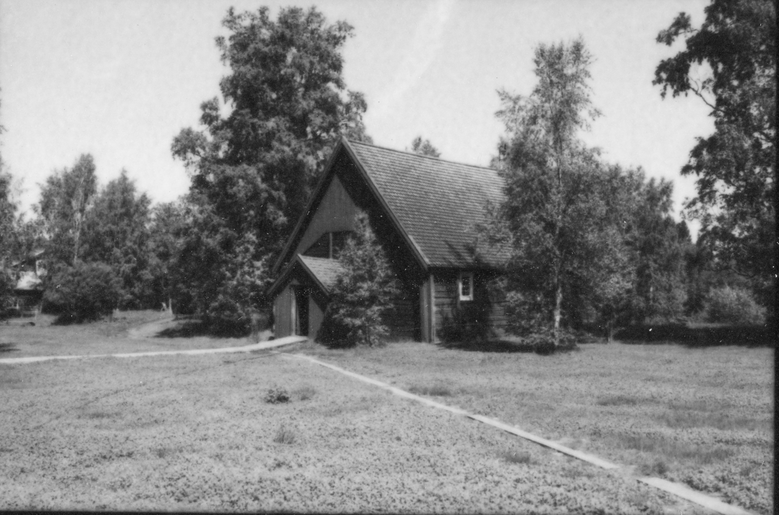 Q. Turkansaaren kirkon pitkospuut vuonna 1995. Kuva: Pohjois-Pohjanmaan museo.