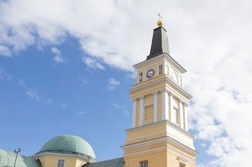 Keltainen Oulun tuomiokirkko ja sinistä taivasta
