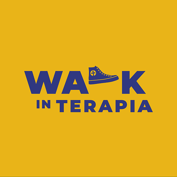 Keltaisella pohjalla sinisellä teksti WALK IN TERAPIA ja walk-sanan L-kirjain on kengän mallinen.